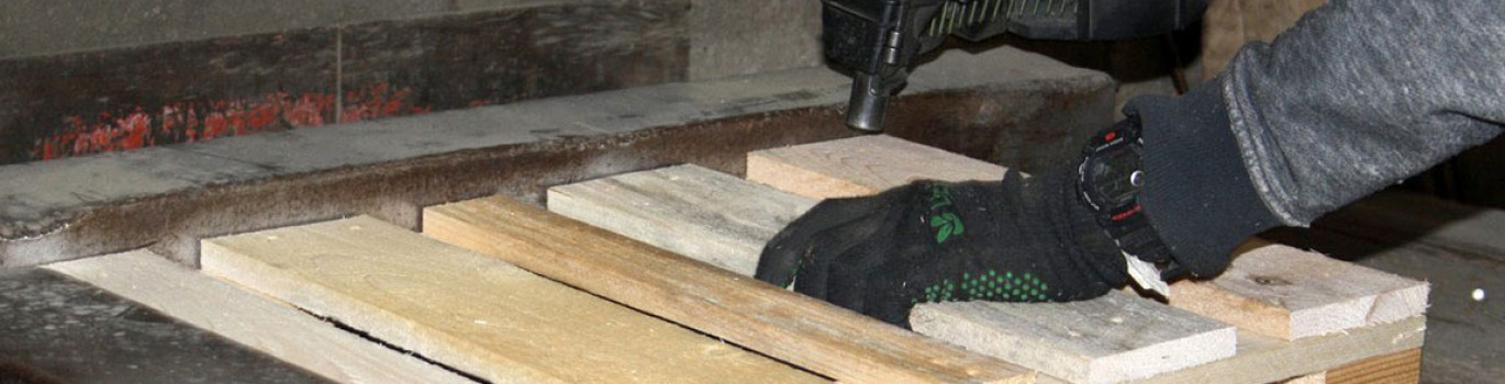 Fabrication d'une palette 400 x 600 - Assemblage du plateau avec 2 semelles à l'aide d'un cloueur