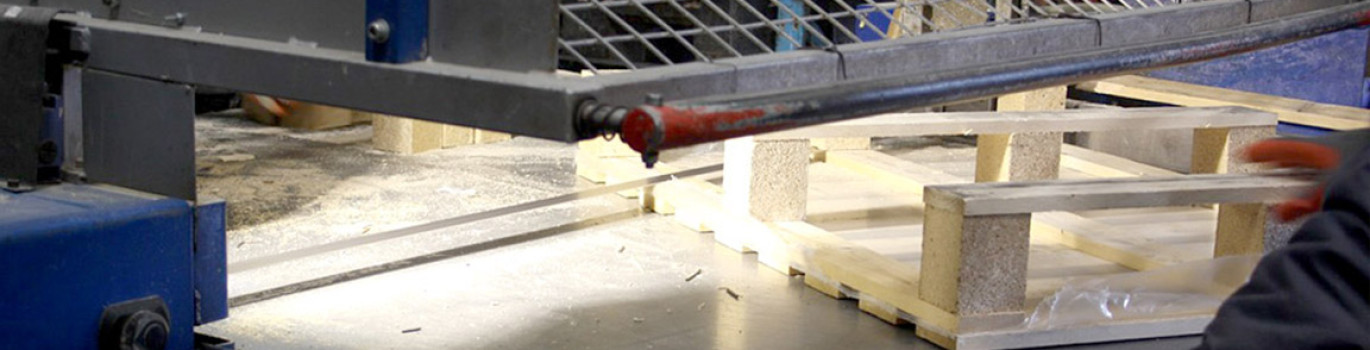 Processus de recyclage démontage d'un palette avec une démonteuse