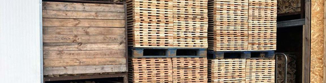 Hangar entreposant le stock de plots et planches recyclés pour les palettes 400 x 600