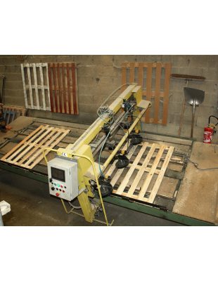 Machine qui fabrique des plateaux 6 planches pour des palettes 800 x 1200 légères