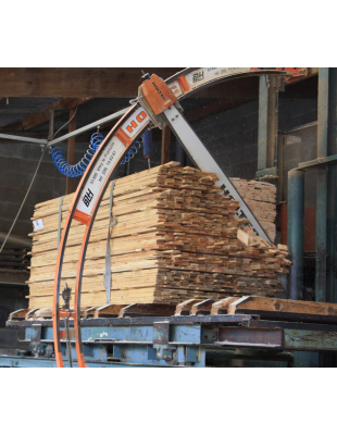 Scie qui découpe les paquets de planches