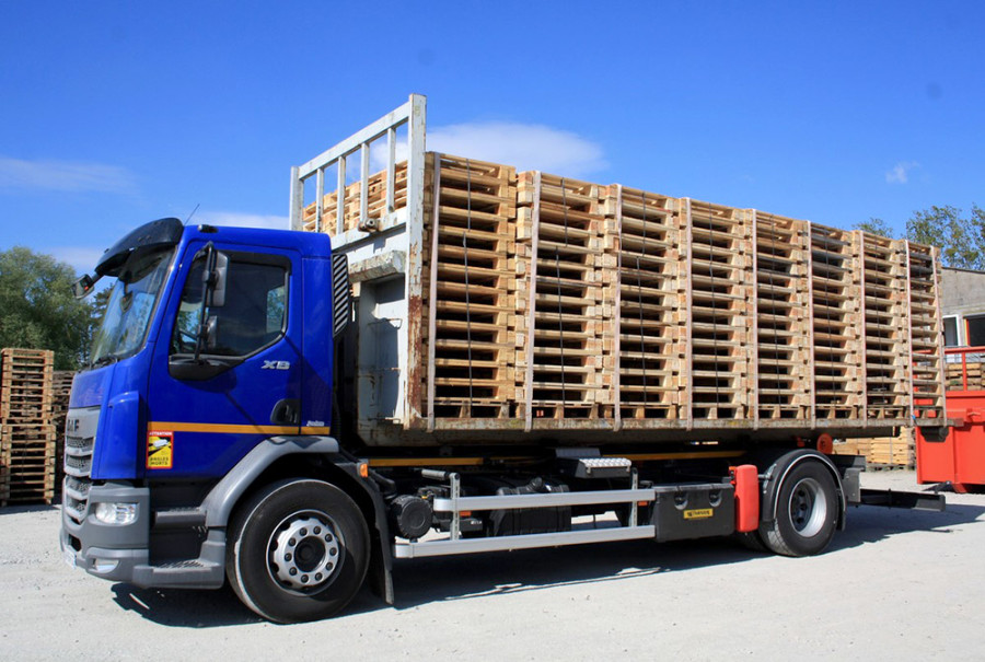 Camion complet de 16 piles de palettes 600 x 800 légères 2 semelles plots à ras