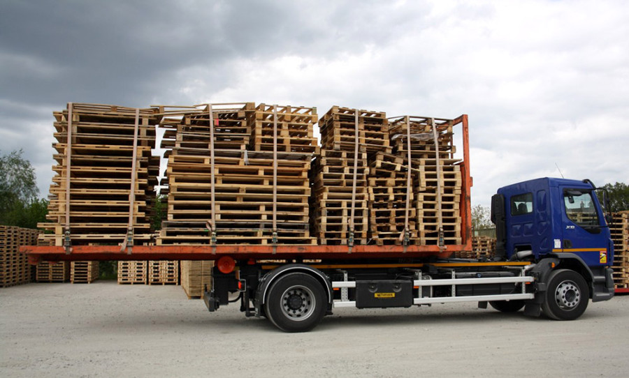 Notre camion revient avec un plateau de palettes usagées récupérées chez un client