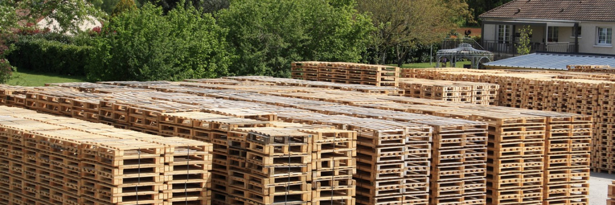 Piles de palettes sur le site Technopal à Spay