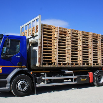 Camion complet de 16 piles de palettes 600 x 800 légères 2 semelles plots à ras