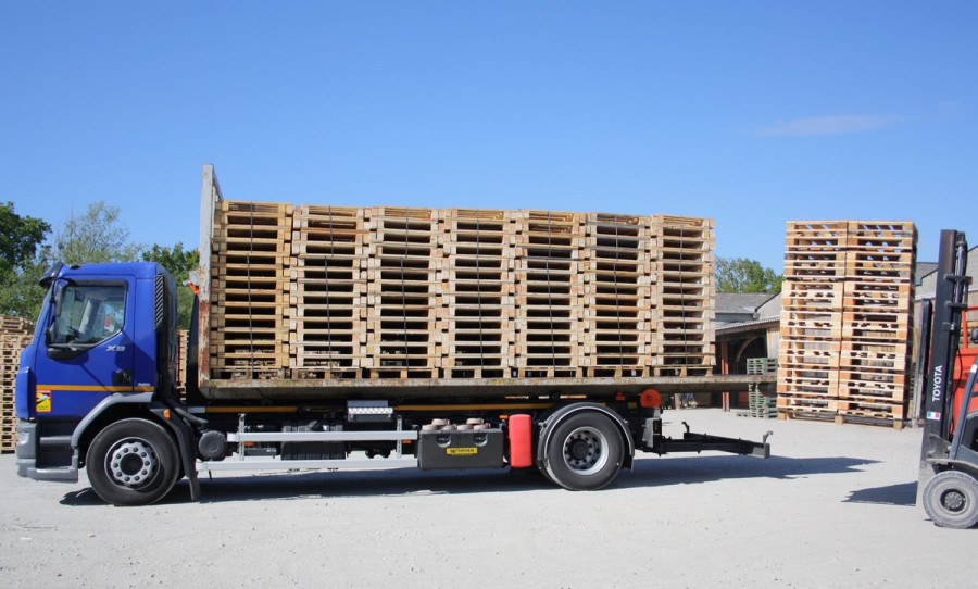 Camion et cariste en plein chargement d'un complet de palettes 600 x 800