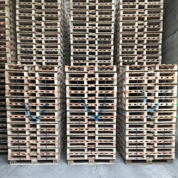 Stock piles de palettes 400 x 600 légères 2 semelles de 500