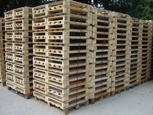 Piles de 60 palettes 600 x 800 2 semelles plots à ras sanglées 2 fois sur palette de support 800 x 1200 légères