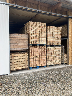 Hangar entreposant le stock de plots et planches recyclés pour les palettes 400 x 600