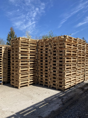 Piles de palettes 800 x 1200 légères en stock