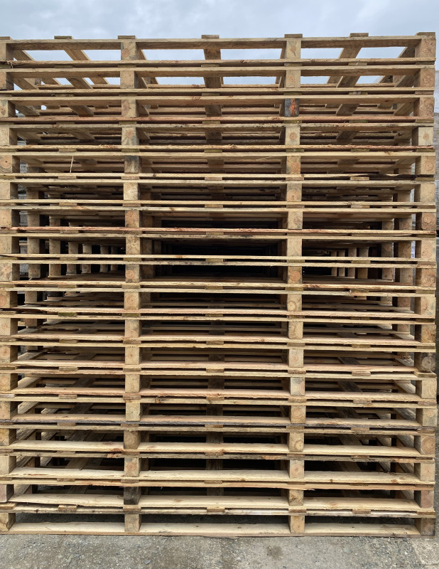 Stock piles de palettes 800 x 2400 - 7 planches 
